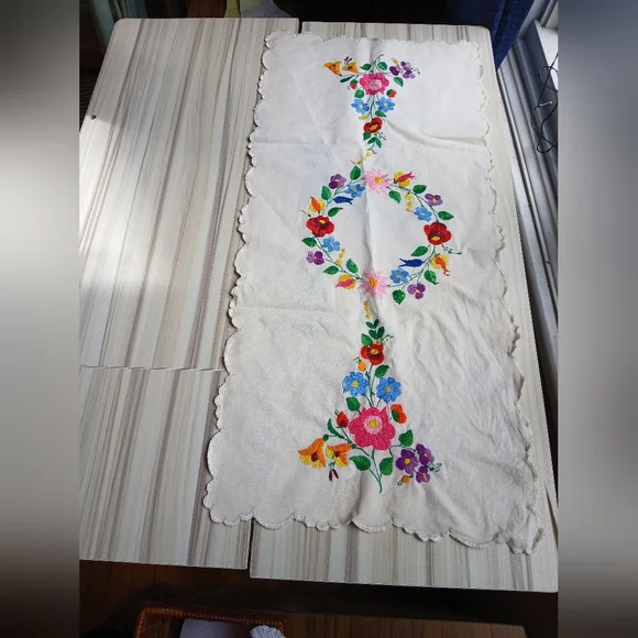 Vintage Handmade Embroidered Table Runner - Picture 2 of 7